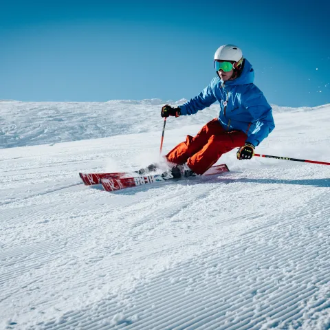 Skifahrer in der Kurve