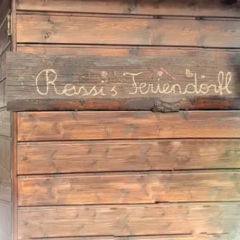 Rassi's Feriendorf Schild