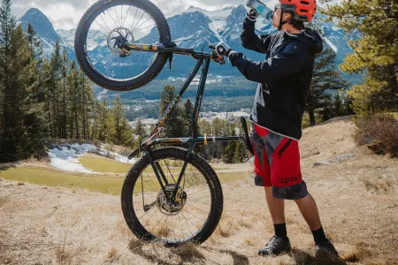 Mann mit Bike macht eine Pause