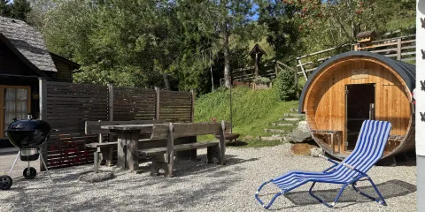 Werkstatt'l Außenbereich mit Gartengarnitur