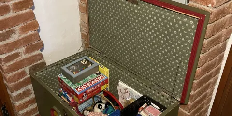 Truhe mit Spielsachen
