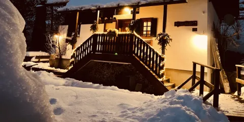 Werkstatt'l von aussen im Winter am Abend